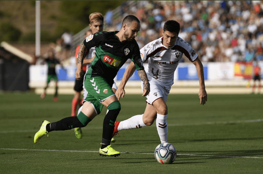 Iván Sánchez conduce un balón durante un partido amistoso entre Albacete y Elche / Elche CF Oficial